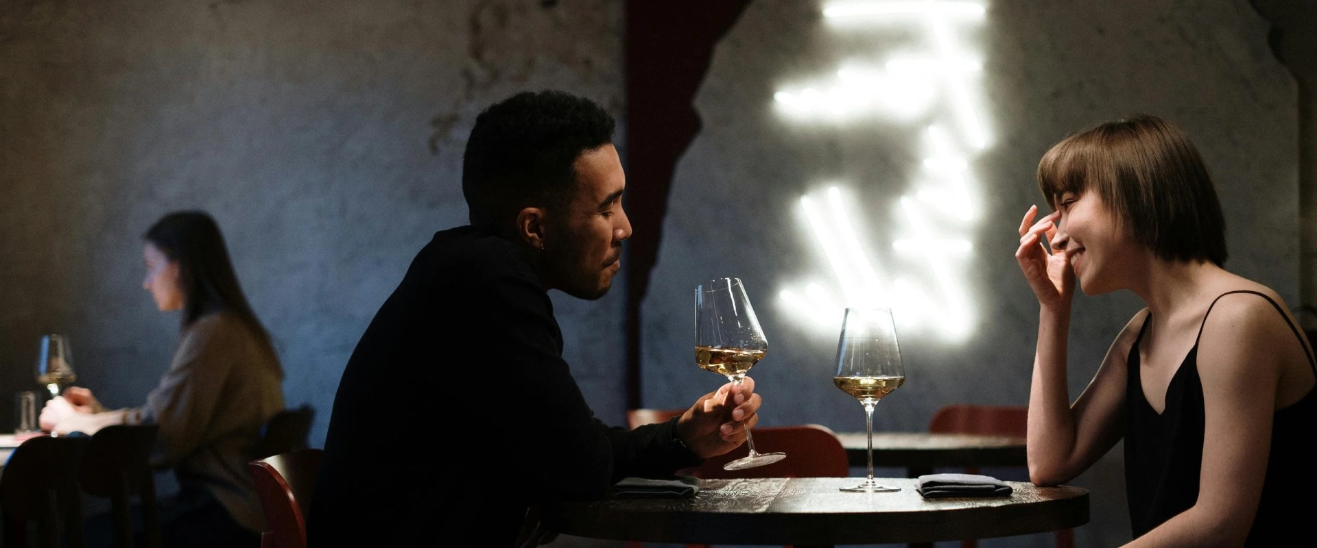 Virtual Dates: Navigating the Complexities of Modern Dating